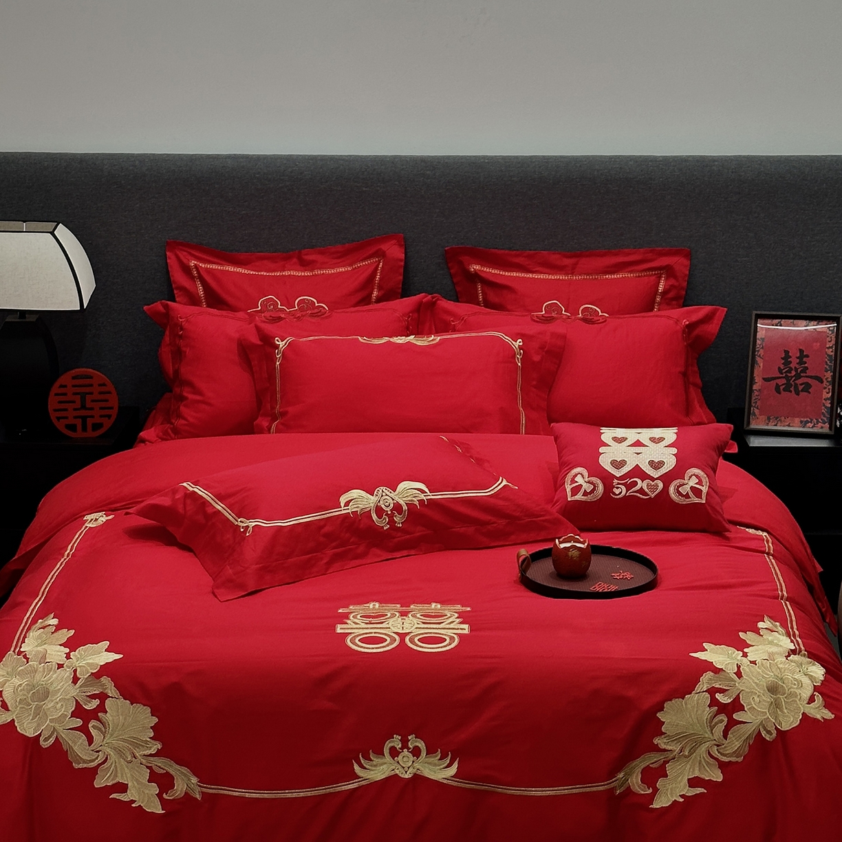91家纺网 家纺一手货源 找家纺 JUICY 橘滋家纺 2026新款全棉大红刺绣婚庆实惠款四件套多件套 花开富贵（金）