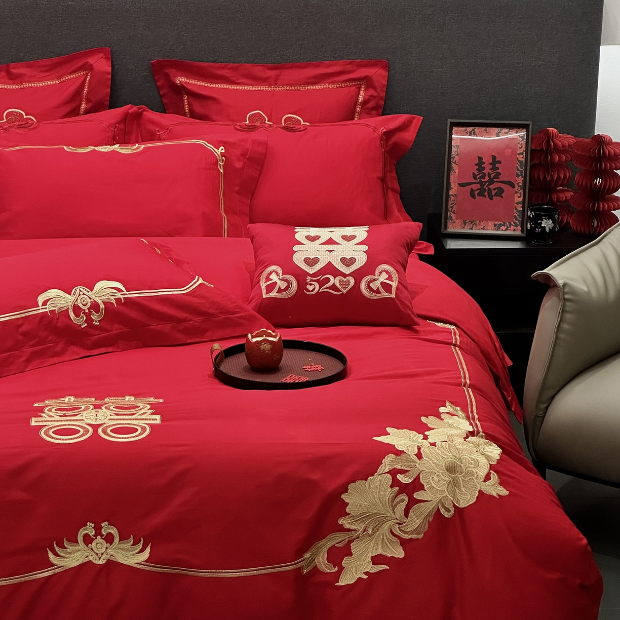 91家纺网 家纺一手货源 找家纺 JUICY 橘滋家纺 2026新款全棉大红刺绣婚庆实惠款四件套多件套 花开富贵（金）