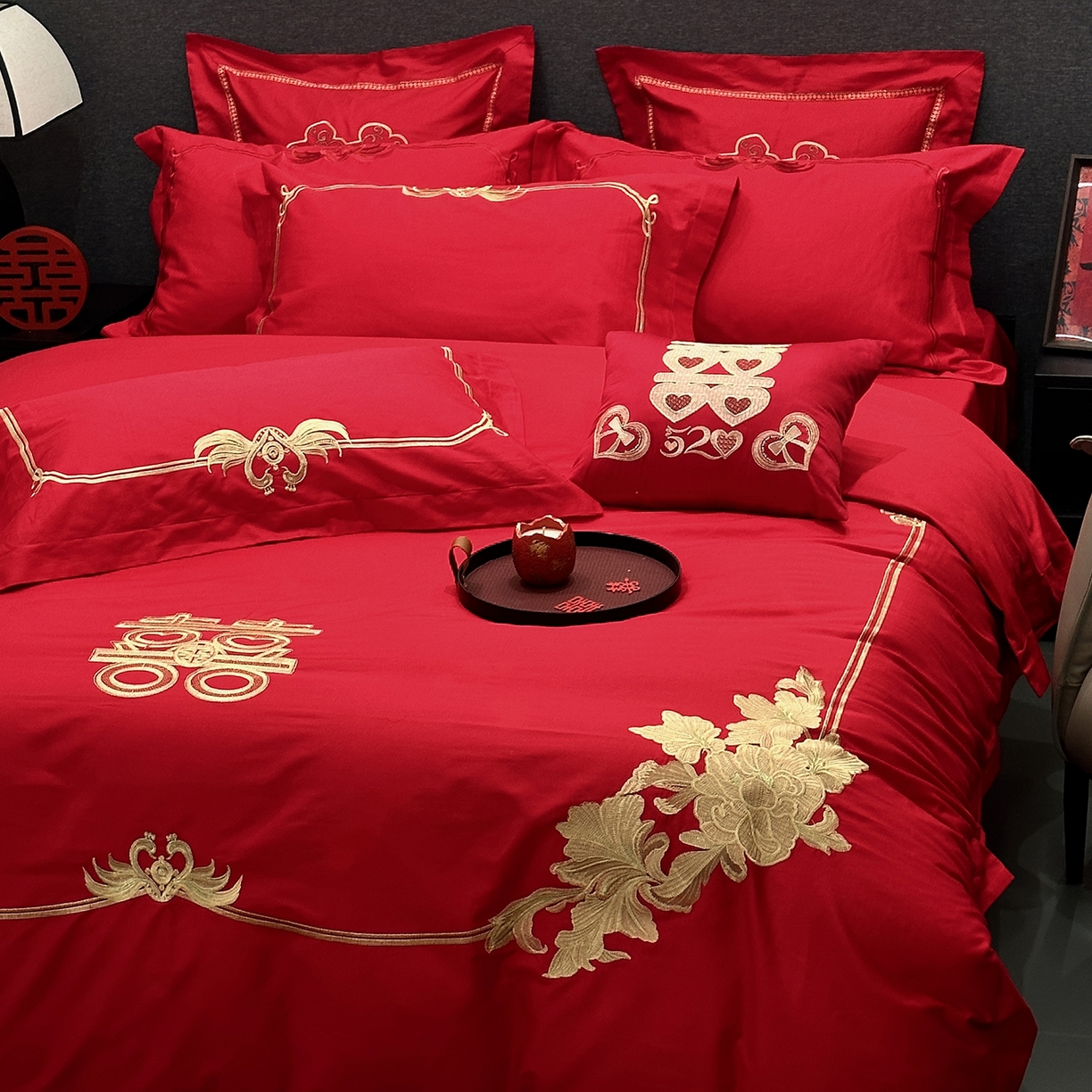 91家纺网 家纺一手货源 找家纺 JUICY 橘滋家纺 2026新款全棉大红刺绣婚庆实惠款四件套多件套 花开富贵（金）