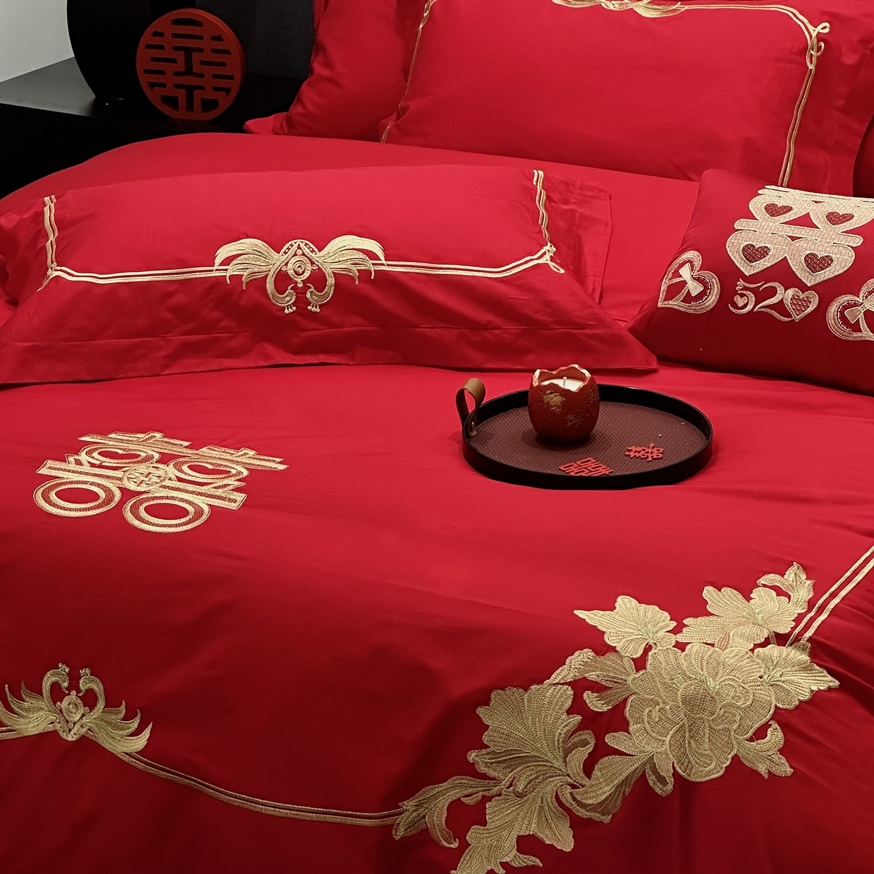 91家纺网 家纺一手货源 找家纺 JUICY 橘滋家纺 2026新款全棉大红刺绣婚庆实惠款四件套多件套 花开富贵（金）