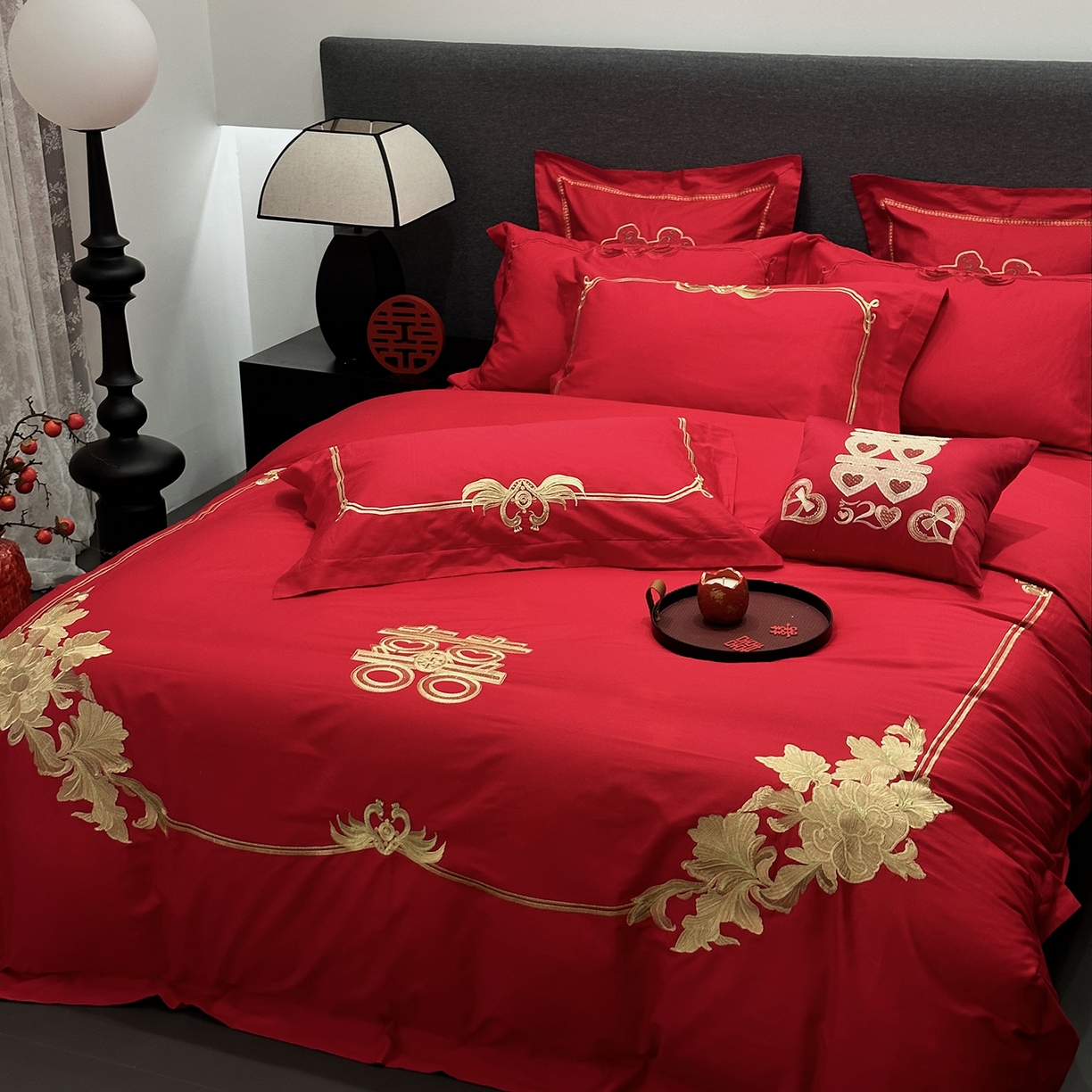 91家纺网 家纺一手货源 找家纺 JUICY 橘滋家纺 2026新款全棉大红刺绣婚庆实惠款四件套多件套 花开富贵（金）