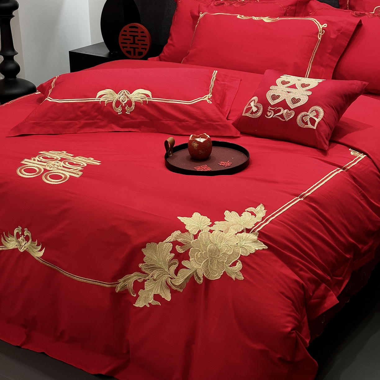 91家纺网 家纺一手货源 找家纺 JUICY 橘滋家纺 2026新款全棉大红刺绣婚庆实惠款四件套多件套 花开富贵（金）