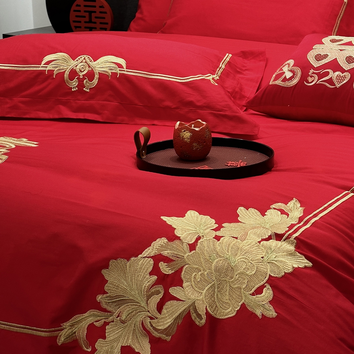 91家纺网 家纺一手货源 找家纺 JUICY 橘滋家纺 2026新款全棉大红刺绣婚庆实惠款四件套多件套 花开富贵（金）