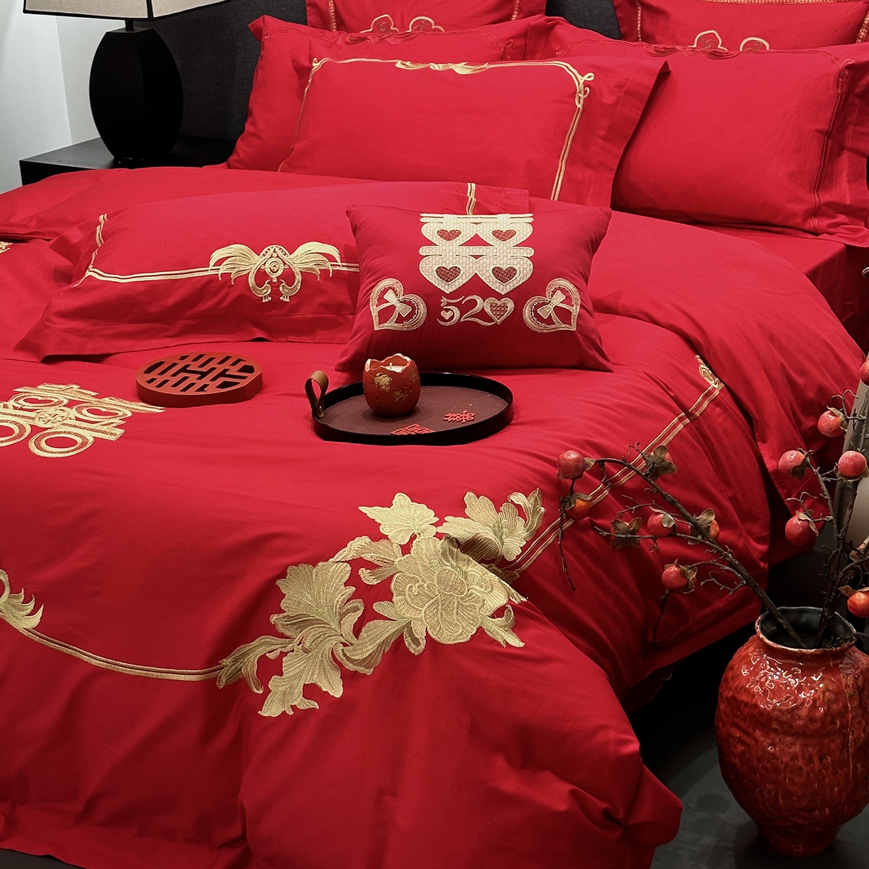 91家纺网 家纺一手货源 找家纺 JUICY 橘滋家纺 2026新款全棉大红刺绣婚庆实惠款四件套多件套 花开富贵（金）