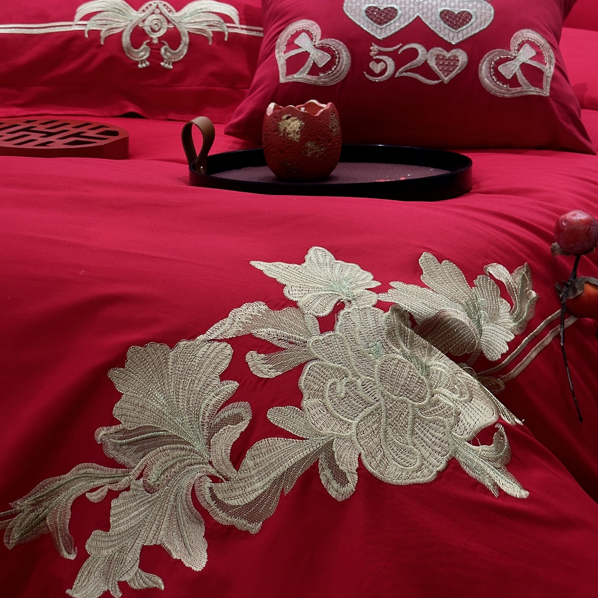 91家纺网 家纺一手货源 找家纺 JUICY 橘滋家纺 2026新款全棉大红刺绣婚庆实惠款四件套多件套 花开富贵（金）