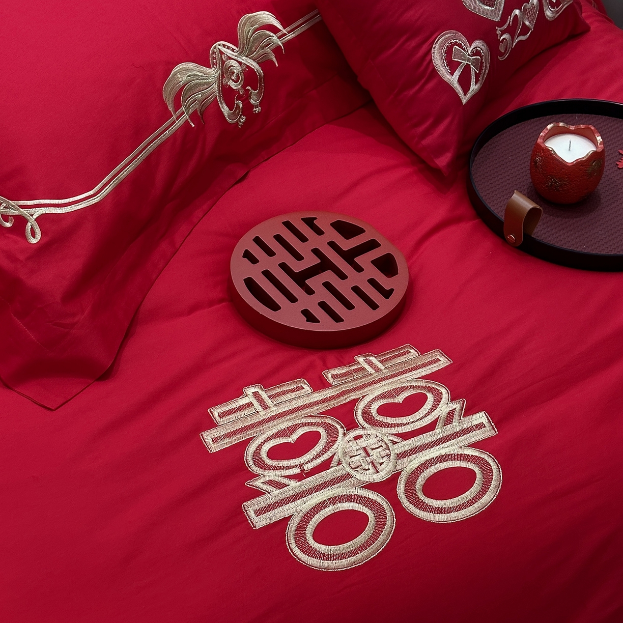 91家纺网 家纺一手货源 找家纺 JUICY 橘滋家纺 2026新款全棉大红刺绣婚庆实惠款四件套多件套 花开富贵（金）