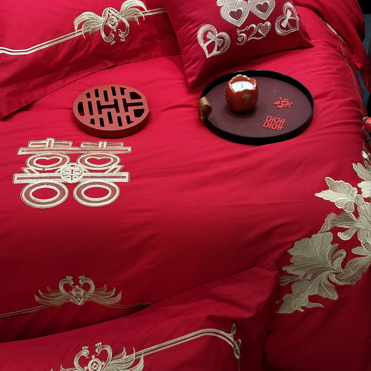 91家纺网 家纺一手货源 找家纺 JUICY 橘滋家纺 2026新款全棉大红刺绣婚庆实惠款四件套多件套 花开富贵（金）