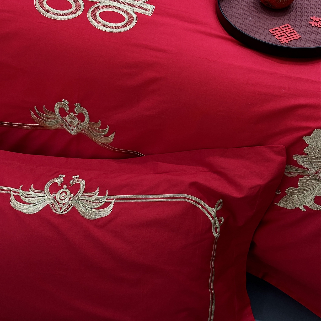 91家纺网 家纺一手货源 找家纺 JUICY 橘滋家纺 2026新款全棉大红刺绣婚庆实惠款四件套多件套 花开富贵（金）