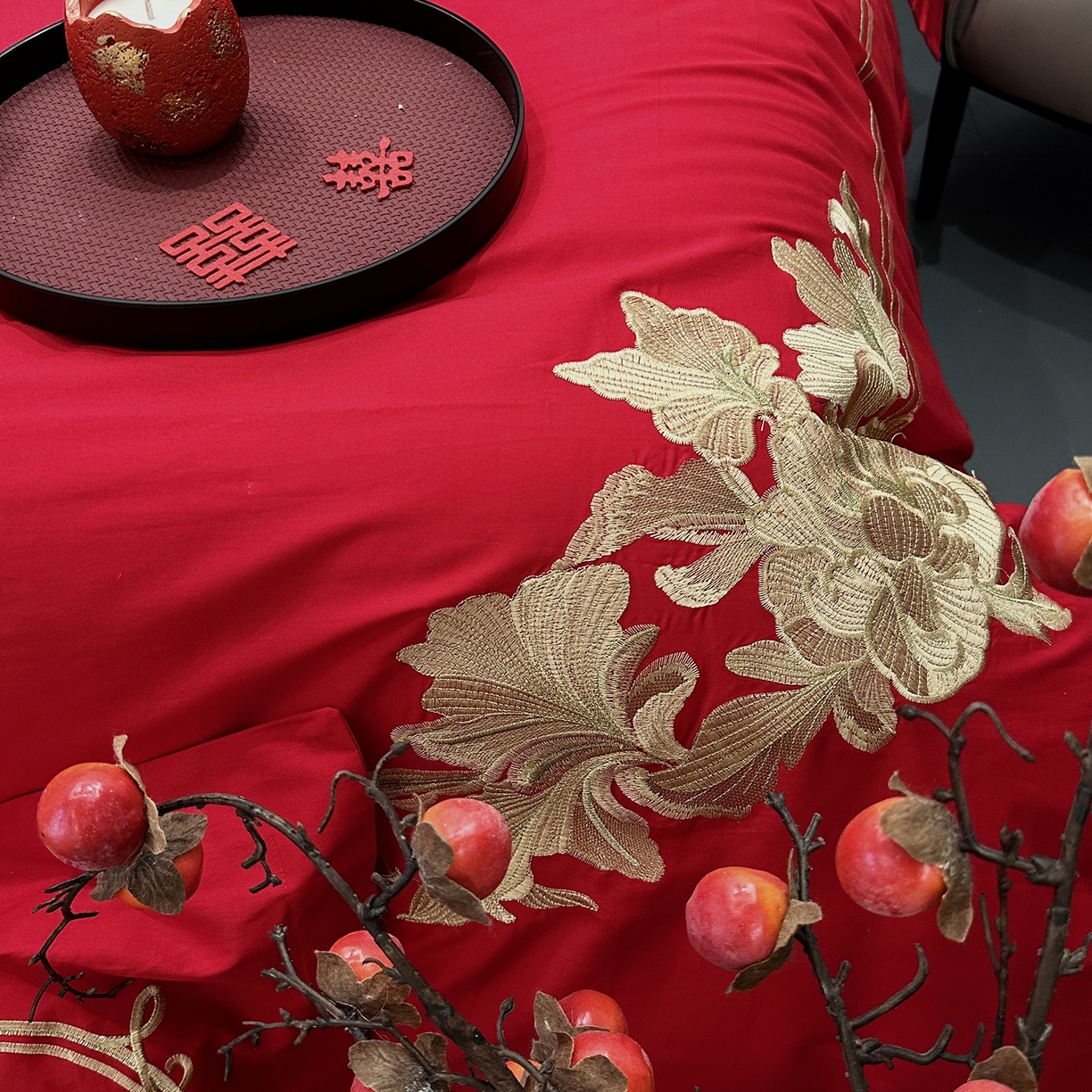 91家纺网 家纺一手货源 找家纺 JUICY 橘滋家纺 2026新款全棉大红刺绣婚庆实惠款四件套多件套 花开富贵（金）