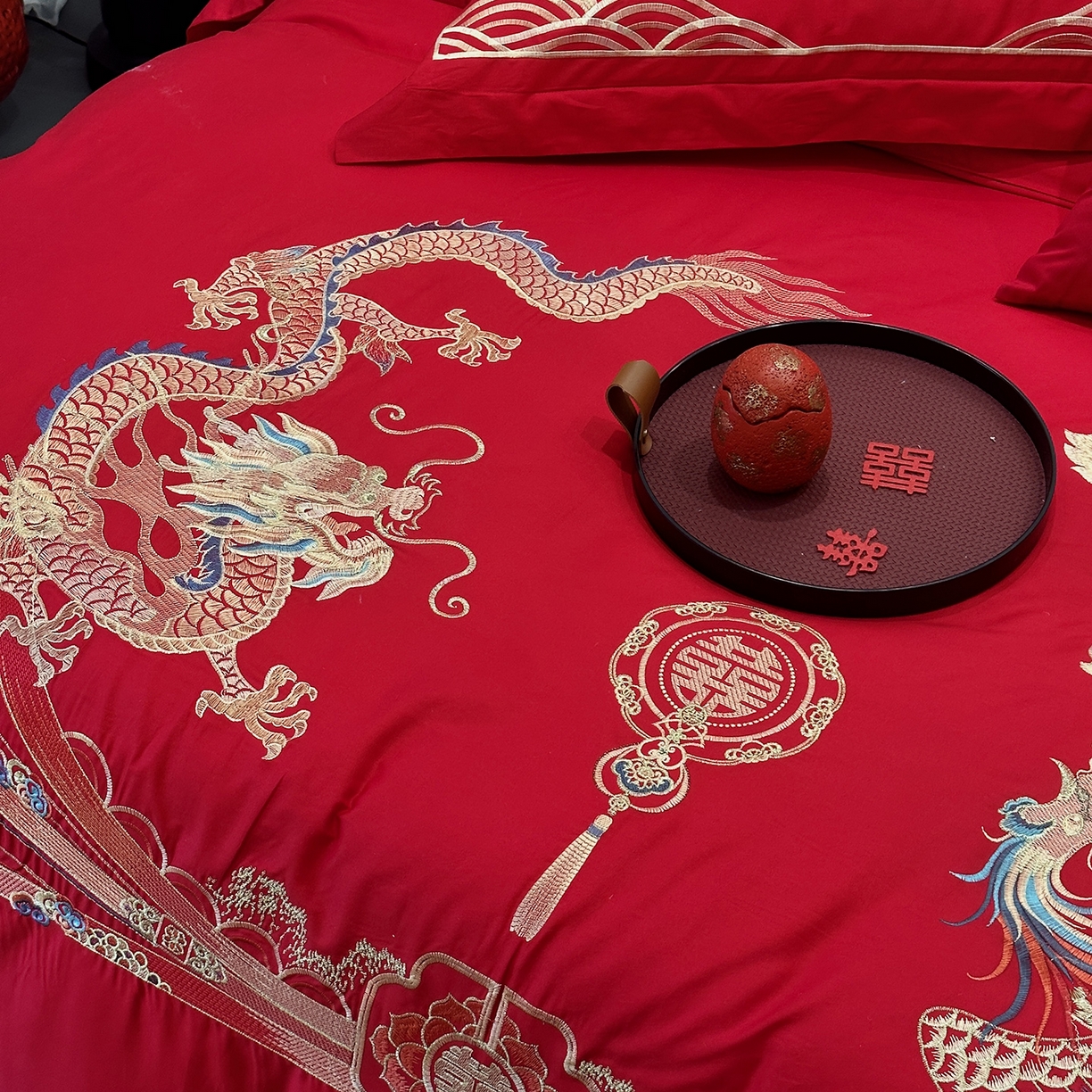 91家纺网 家纺一手货源 找家纺 JUICY 橘滋家纺 2026新款全棉大红刺绣婚庆实惠款四件套多件套 龙凤喜乐