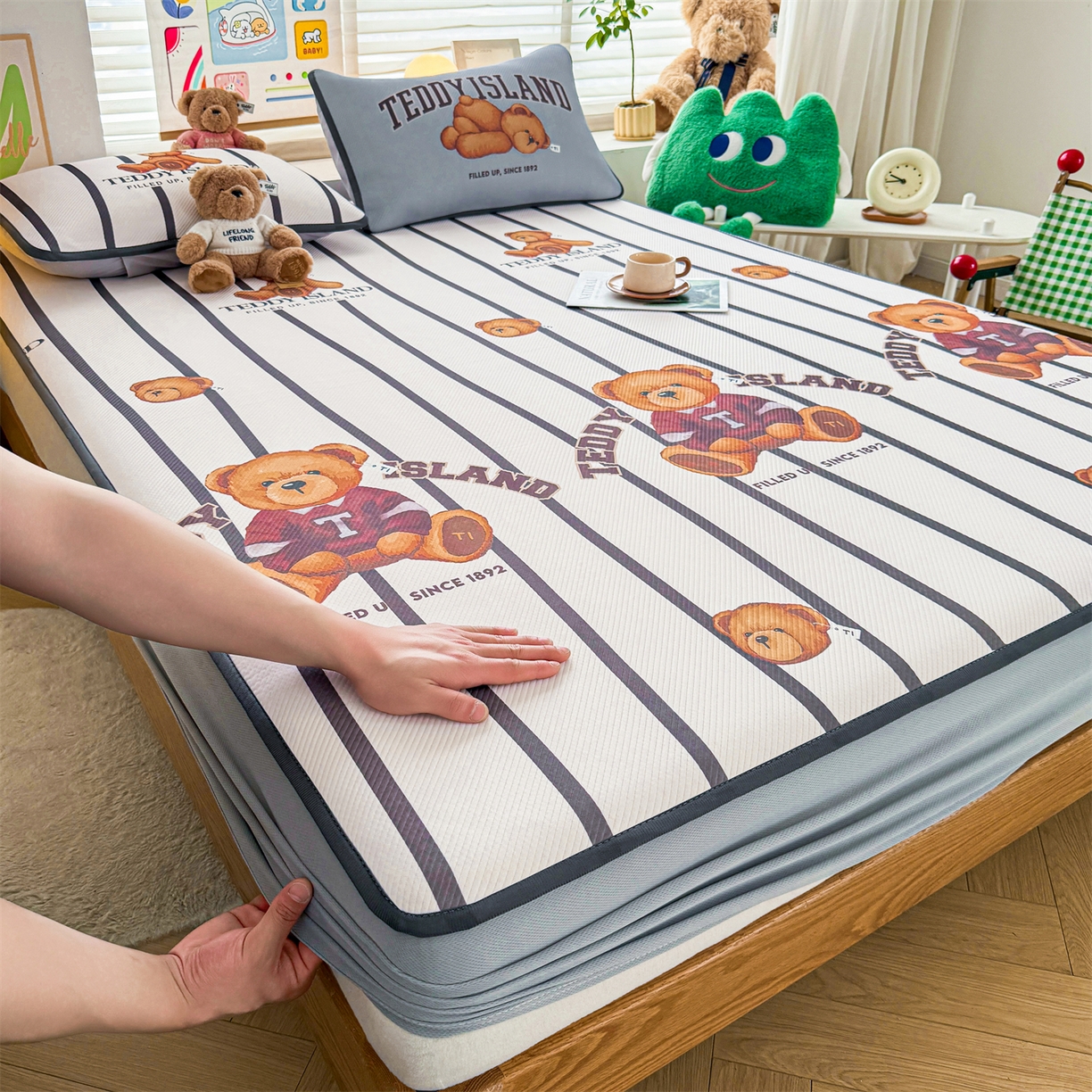 91家纺网 家纺一手货源 找家纺 慕木家纺 2026春夏新款泰迪冰丝席系列凉席席子空调软席平席和床笠 泰迪线条 床笠款