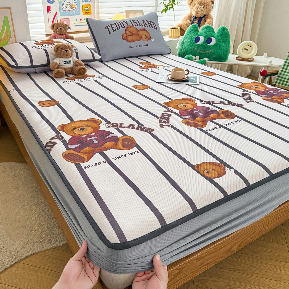 91家纺网 家纺一手货源 找家纺 慕木家纺 2026春夏新款泰迪冰丝席系列凉席席子空调软席平席和床笠 泰迪线条 床笠款