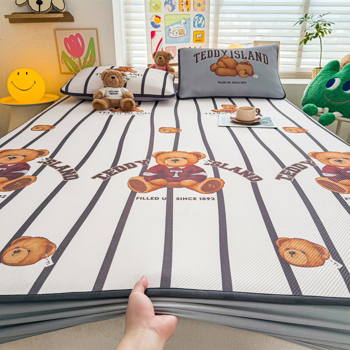 91家纺网 家纺一手货源 找家纺 慕木家纺 2026春夏新款泰迪冰丝席系列凉席席子空调软席平席和床笠 泰迪线条 床笠款