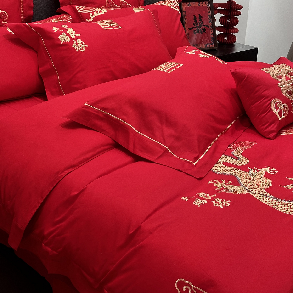 91家纺网 家纺一手货源 找家纺 JUICY 橘滋家纺 2026新款全棉大红刺绣婚庆实惠款四件套多件套 龙凤喜事