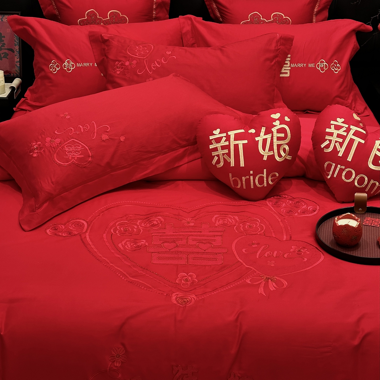 91家纺网 家纺一手货源 找家纺 JUICY 橘滋家纺 2026新款全棉大红刺绣婚庆实惠款四件套多件套 我们结婚了-红