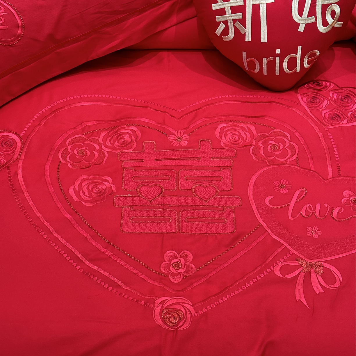 91家纺网 家纺一手货源 找家纺 JUICY 橘滋家纺 2026新款全棉大红刺绣婚庆实惠款四件套多件套 我们结婚了-红
