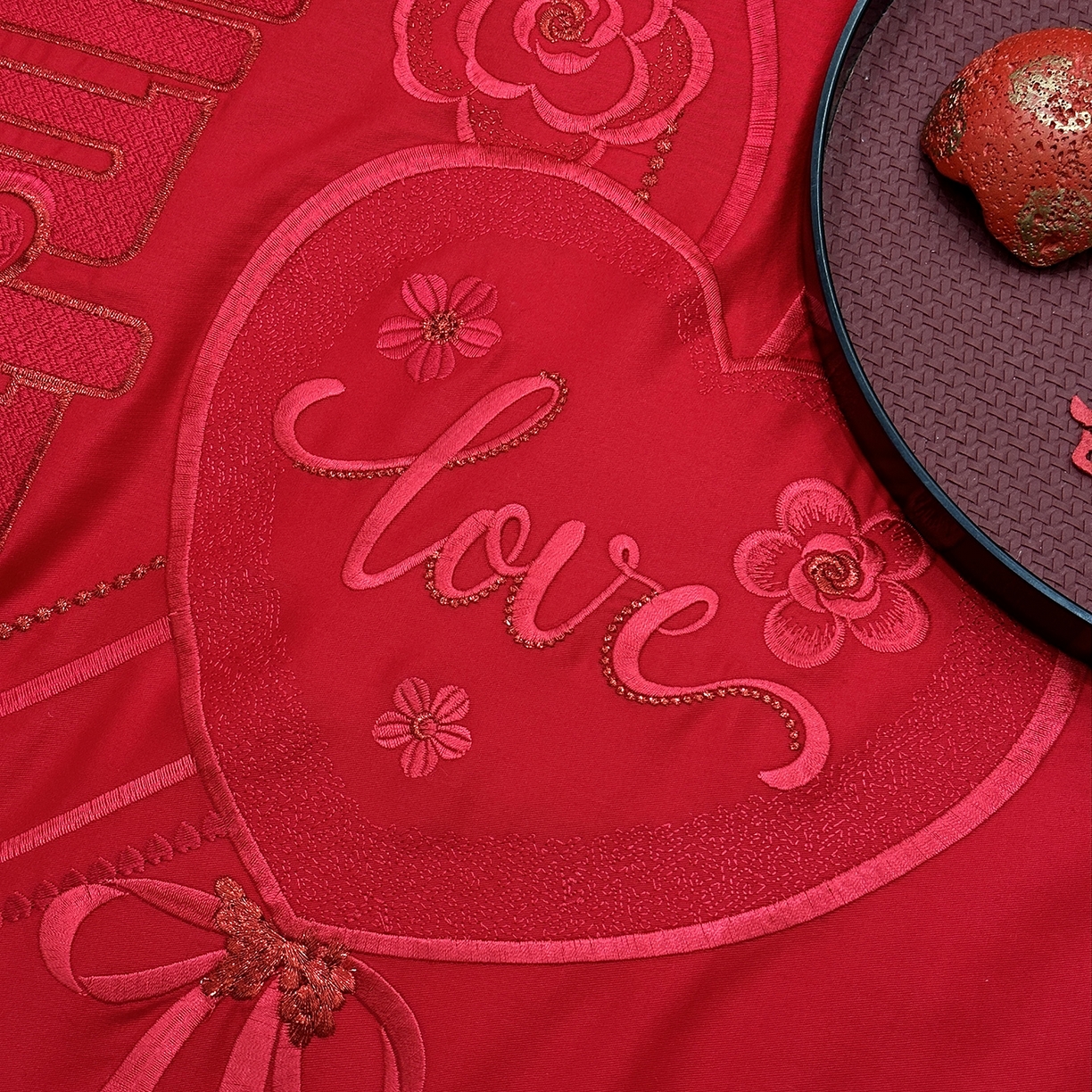 91家纺网 家纺一手货源 找家纺 JUICY 橘滋家纺 2026新款全棉大红刺绣婚庆实惠款四件套多件套 我们结婚了-红