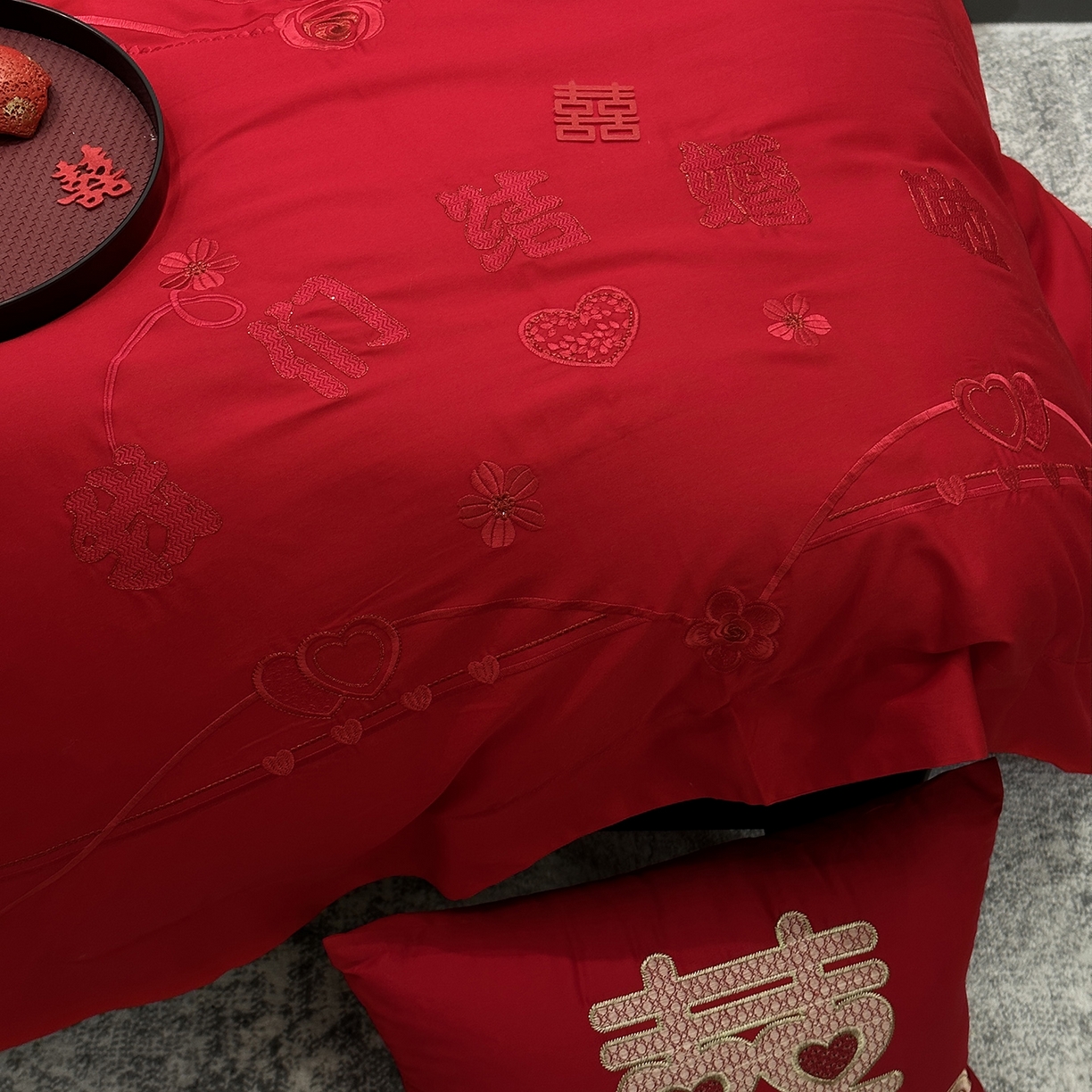 91家纺网 家纺一手货源 找家纺 JUICY 橘滋家纺 2026新款全棉大红刺绣婚庆实惠款四件套多件套 我们结婚了-红