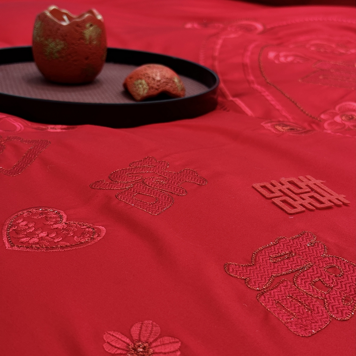 91家纺网 家纺一手货源 找家纺 JUICY 橘滋家纺 2026新款全棉大红刺绣婚庆实惠款四件套多件套 我们结婚了-红