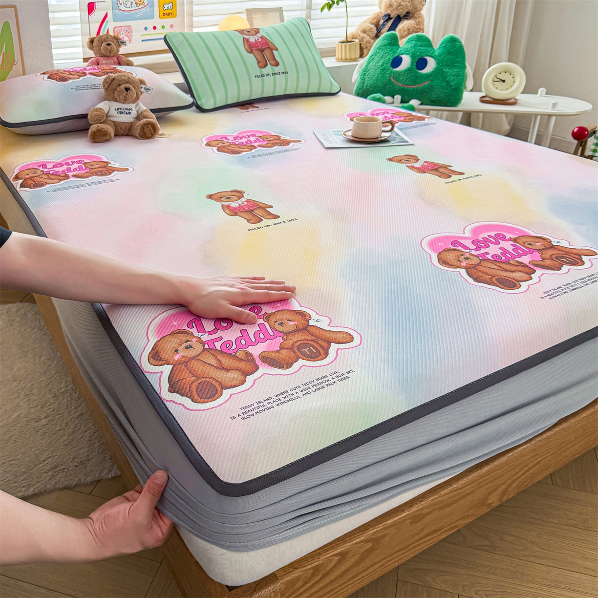 91家纺网 家纺一手货源 找家纺 慕木家纺 2026春夏新款泰迪冰丝席系列凉席席子空调软席平席和床笠 泰迪炫彩 床笠款