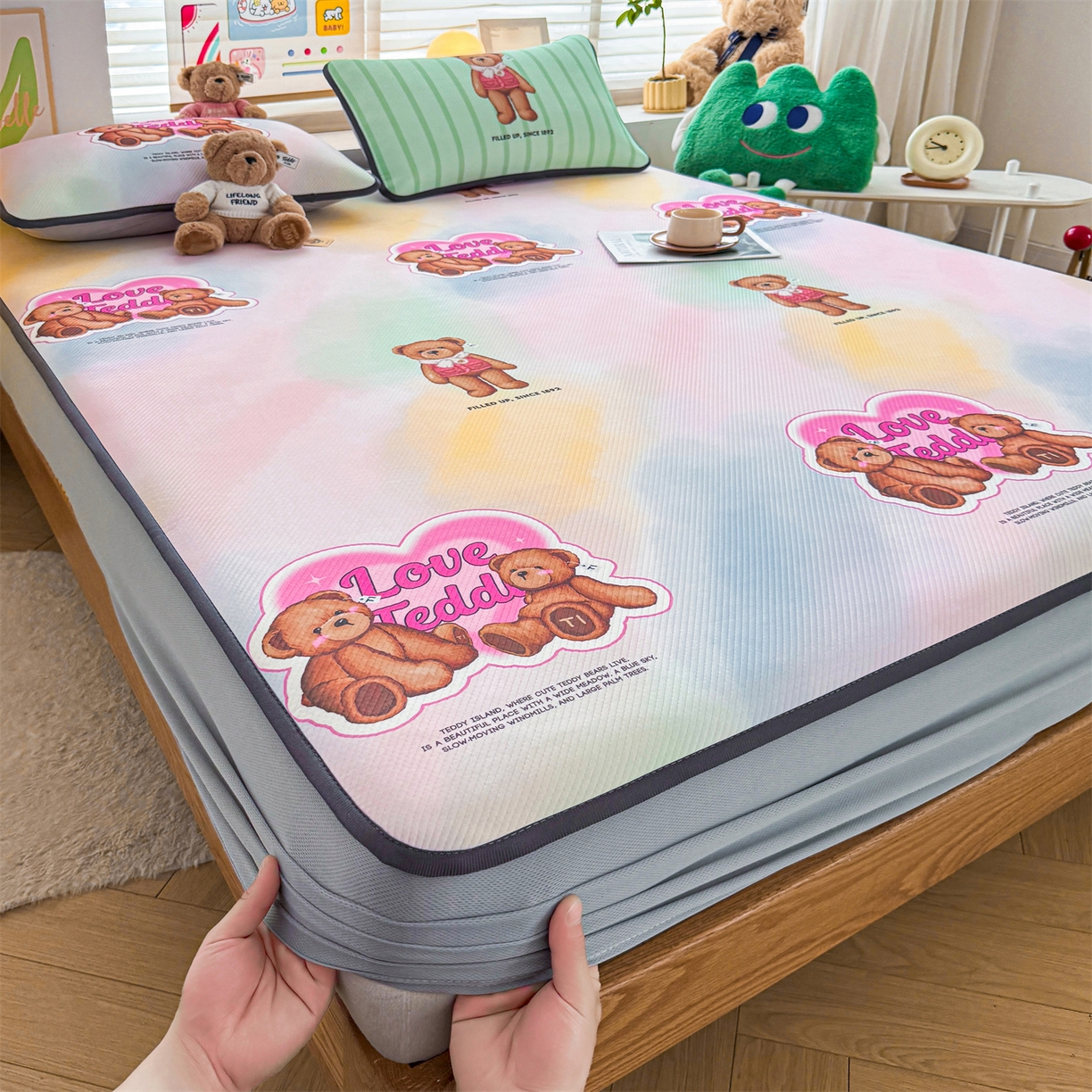 91家纺网 家纺一手货源 找家纺 慕木家纺 2026春夏新款泰迪冰丝席系列凉席席子空调软席平席和床笠 泰迪炫彩 床笠款