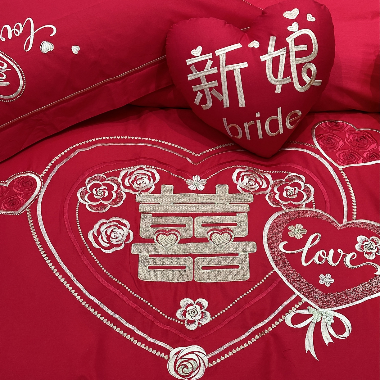 91家纺网 家纺一手货源 找家纺 JUICY 橘滋家纺 2026新款全棉大红刺绣婚庆实惠款四件套多件套 我们结婚了-金