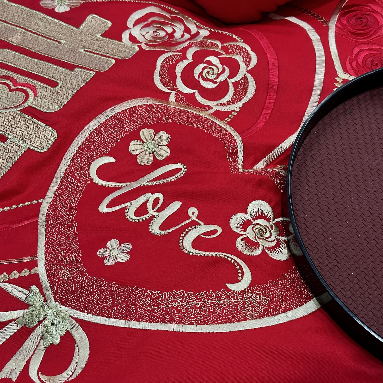 91家纺网 家纺一手货源 找家纺 JUICY 橘滋家纺 2026新款全棉大红刺绣婚庆实惠款四件套多件套 我们结婚了-金