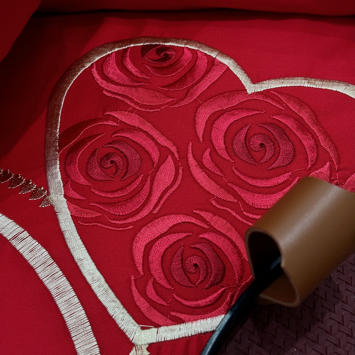 91家纺网 家纺一手货源 找家纺 JUICY 橘滋家纺 2026新款全棉大红刺绣婚庆实惠款四件套多件套 我们结婚了-金