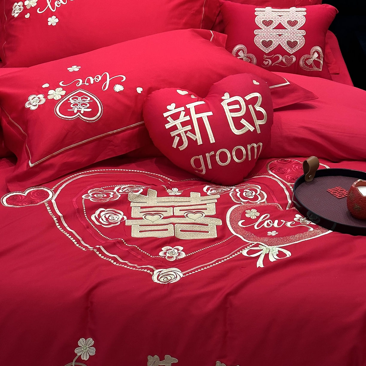 91家纺网 家纺一手货源 找家纺 JUICY 橘滋家纺 2026新款全棉大红刺绣婚庆实惠款四件套多件套 我们结婚了-金