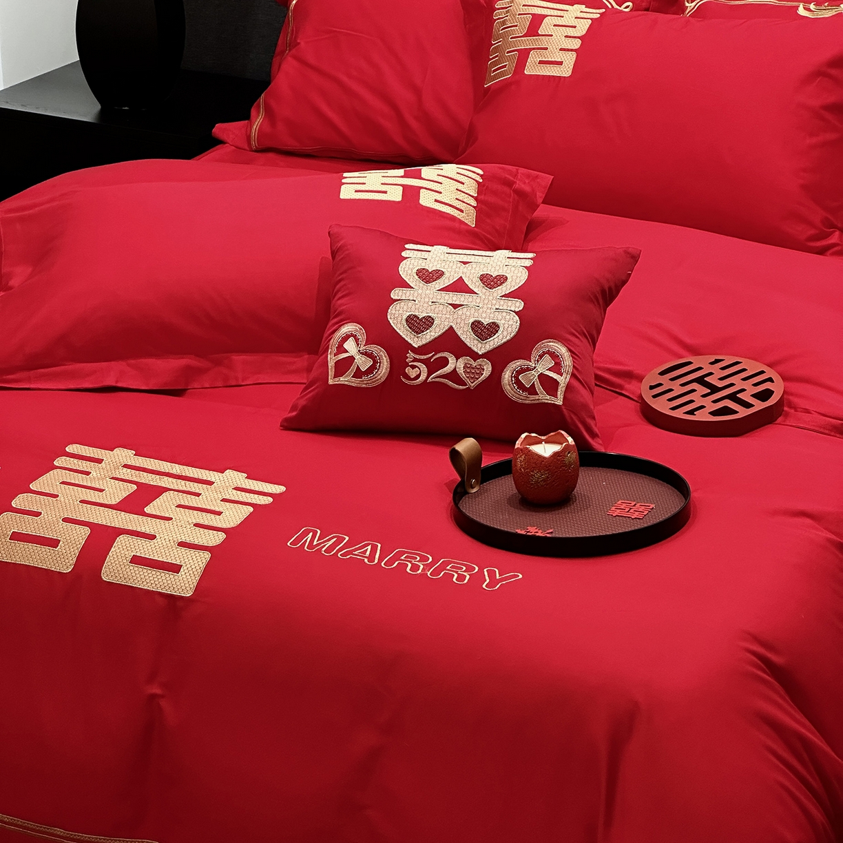 91家纺网 家纺一手货源 找家纺 JUICY 橘滋家纺 2026新款全棉大红刺绣婚庆实惠款四件套多件套 喜上加喜