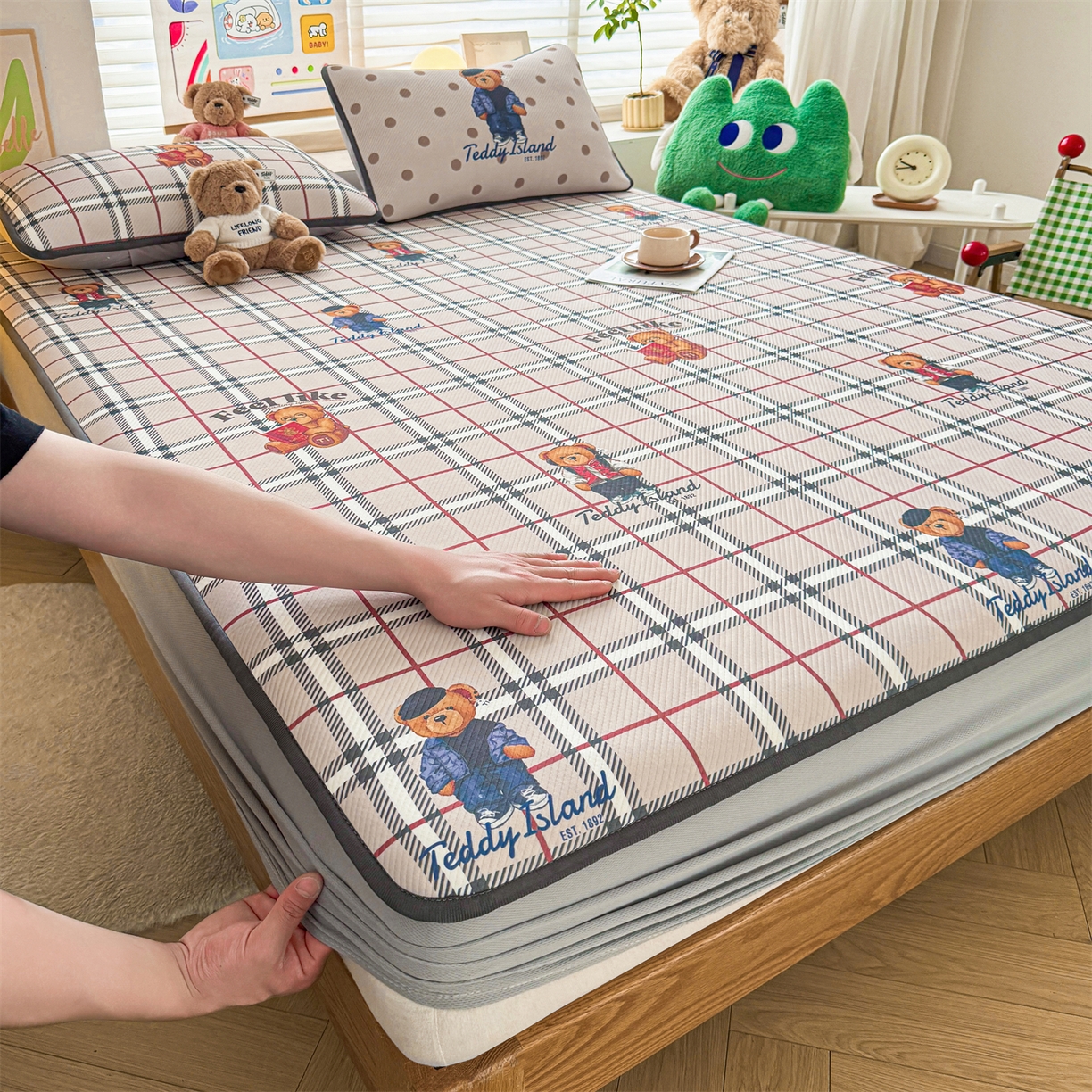 91家纺网 家纺一手货源 找家纺 慕木家纺 2026春夏新款泰迪冰丝席系列凉席席子空调软席平席和床笠 泰迪英伦 床笠款