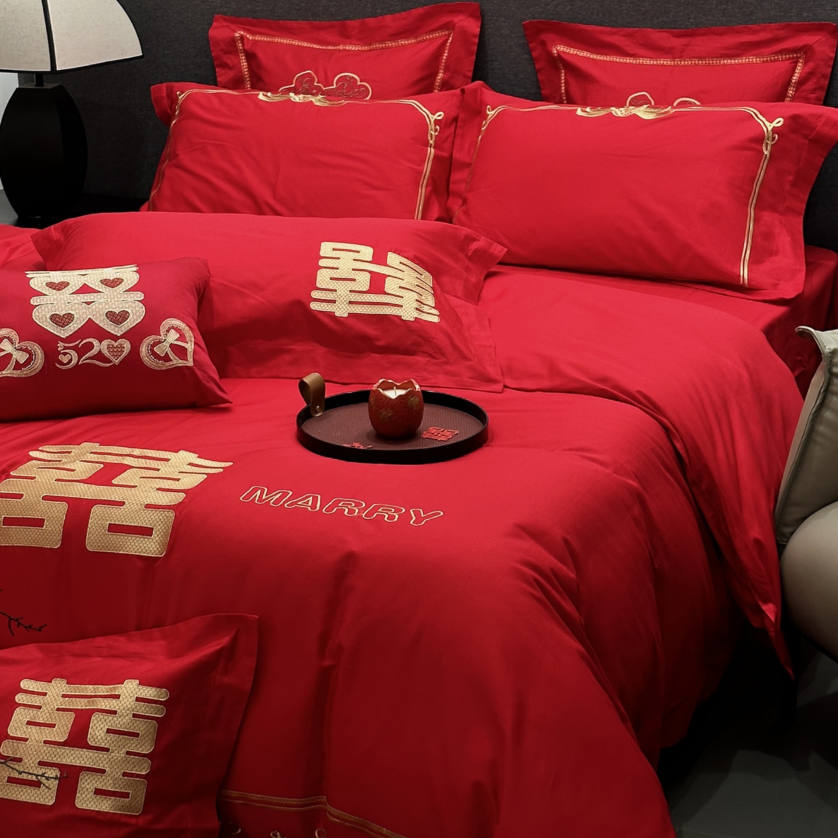 91家纺网 家纺一手货源 找家纺 JUICY 橘滋家纺 2026新款全棉大红刺绣婚庆实惠款四件套多件套 喜上加喜