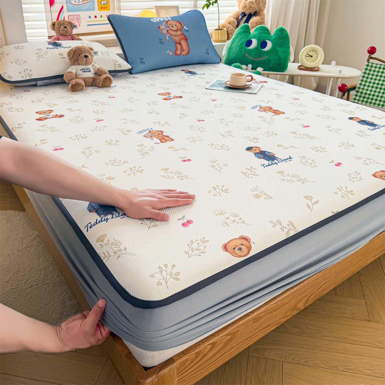 91家纺网 家纺一手货源 找家纺 慕木家纺 2026春夏新款泰迪冰丝席系列凉席席子空调软席平席和床笠 泰迪樱桃 床笠款