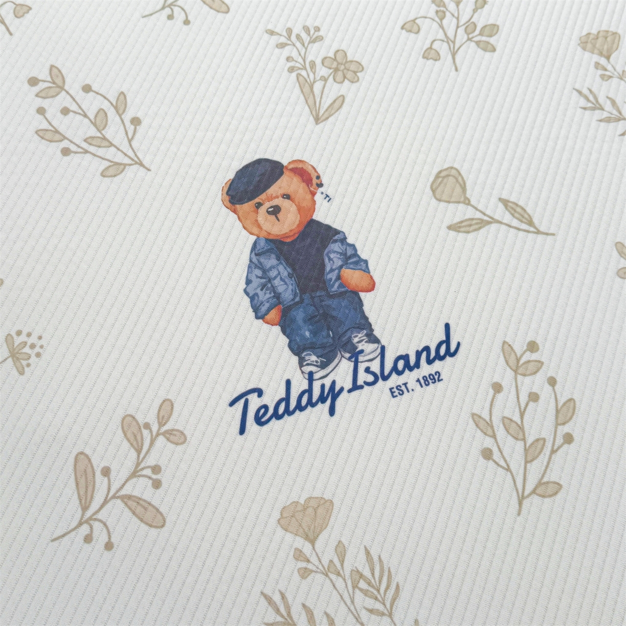 91家纺网 家纺一手货源 找家纺 慕木家纺 2026春夏新款泰迪冰丝席系列凉席席子空调软席平席和床笠 泰迪樱桃 床笠款