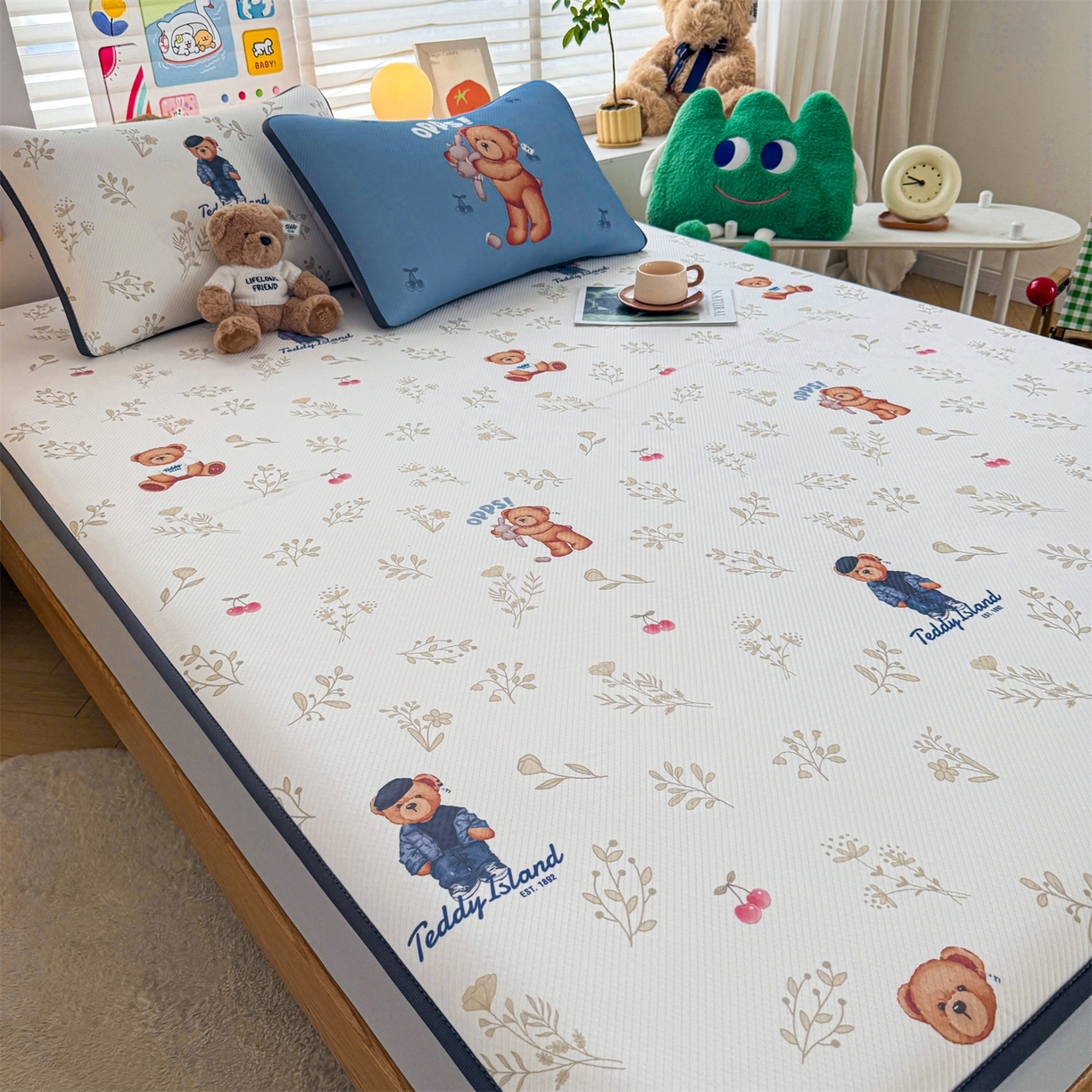 91家纺网 家纺一手货源 找家纺 慕木家纺 2026春夏新款泰迪冰丝席系列凉席席子空调软席平席和床笠 泰迪樱桃 床笠款