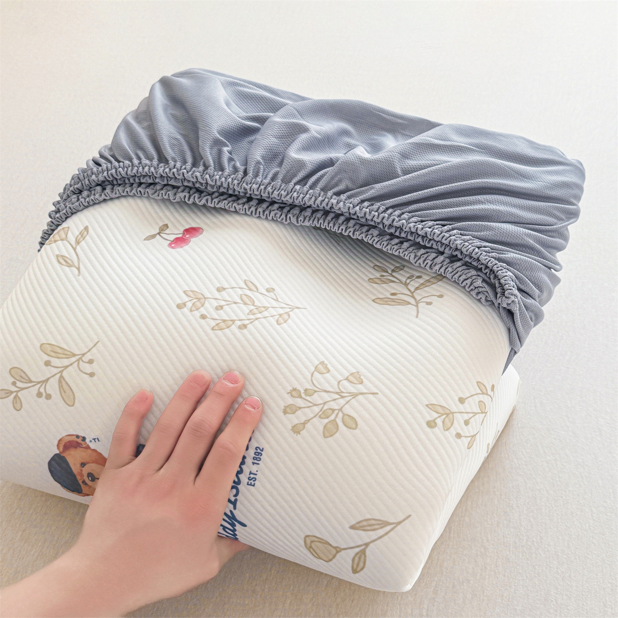 91家纺网 家纺一手货源 找家纺 慕木家纺 2026春夏新款泰迪冰丝席系列凉席席子空调软席平席和床笠 泰迪樱桃 床笠款