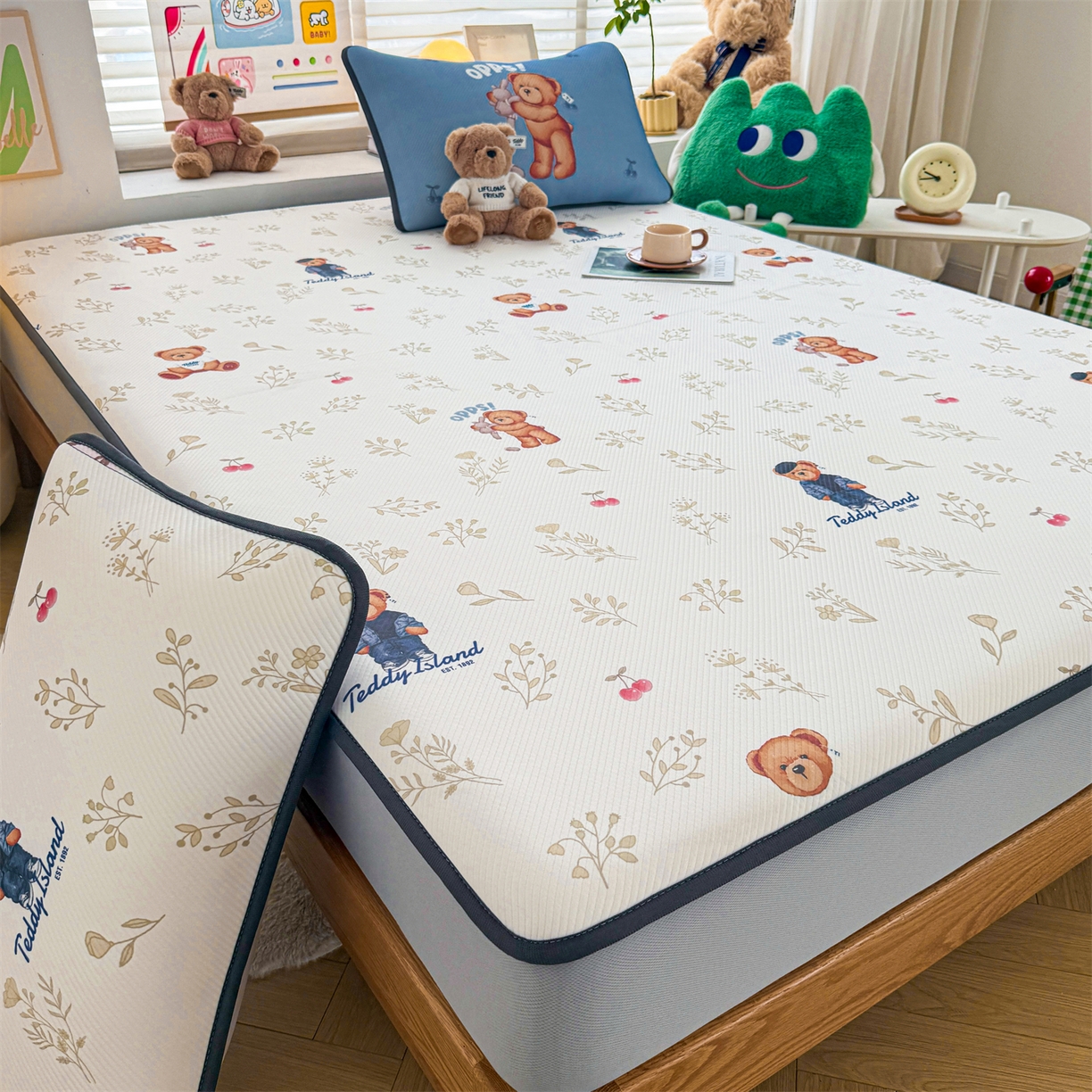 91家纺网 家纺一手货源 找家纺 慕木家纺 2026春夏新款泰迪冰丝席系列凉席席子空调软席平席和床笠 泰迪樱桃 床笠款