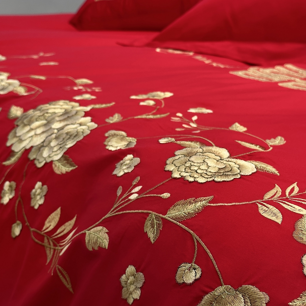 91家纺网 家纺一手货源 找家纺 JUICY 橘滋家纺 2026新款全棉大红刺绣婚庆实惠款四件套多件套 喜悦锦簇-金