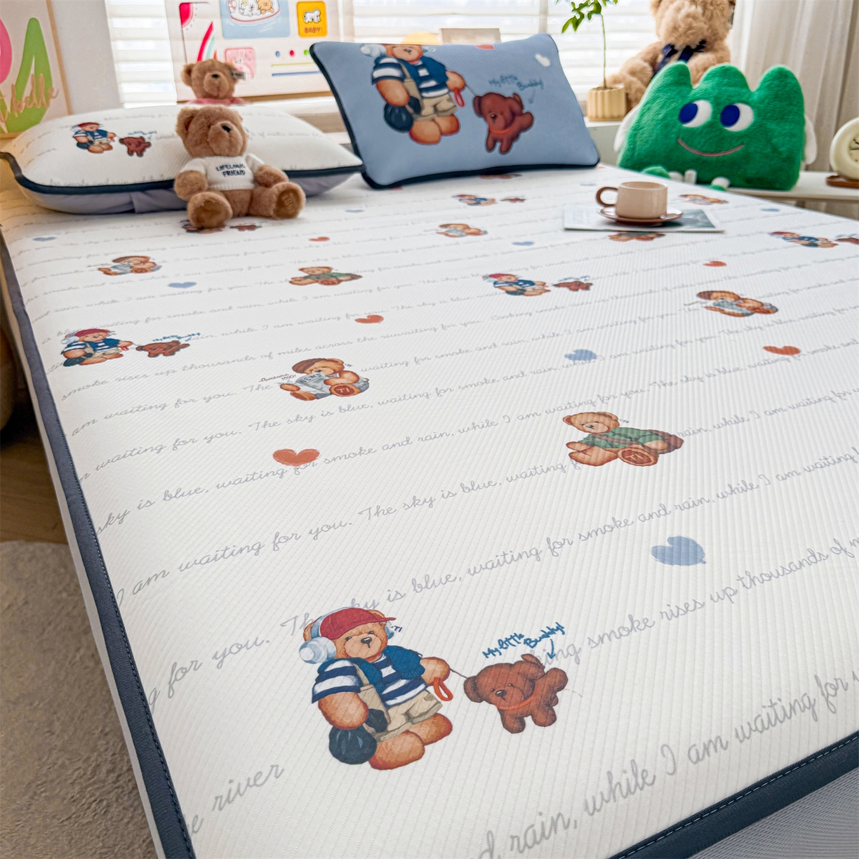 91家纺网 家纺一手货源 找家纺 慕木家纺 2026春夏新款泰迪冰丝席系列凉席席子空调软席平席和床笠 泰迪字母 床笠款