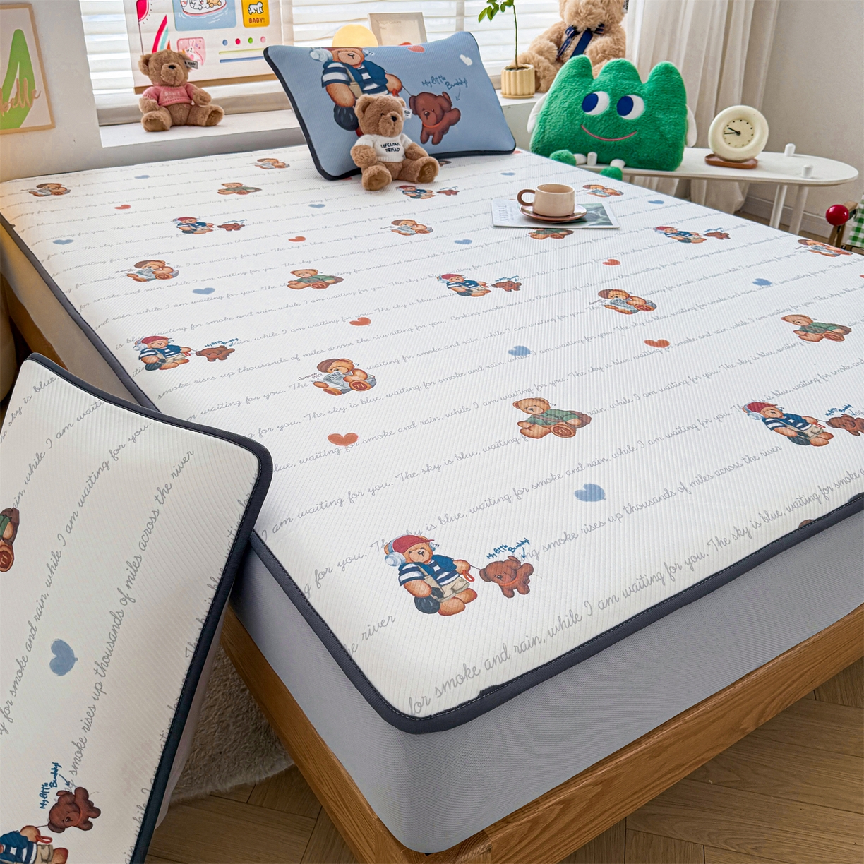 91家纺网 家纺一手货源 找家纺 慕木家纺 2026春夏新款泰迪冰丝席系列凉席席子空调软席平席和床笠 泰迪字母 床笠款