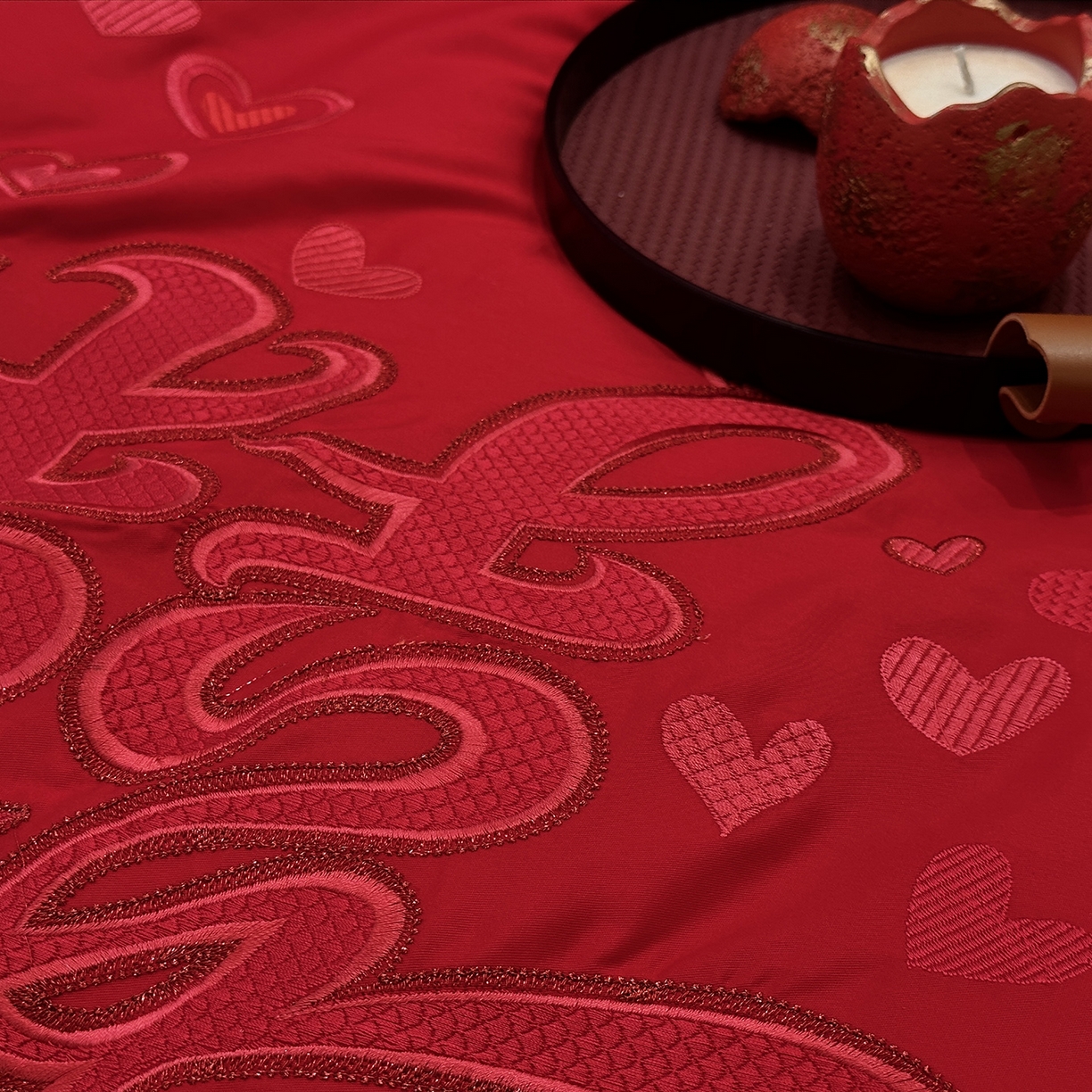 91家纺网 家纺一手货源 找家纺 JUICY 橘滋家纺 2026新款全棉大红刺绣婚庆实惠款四件套多件套 心心相印-红