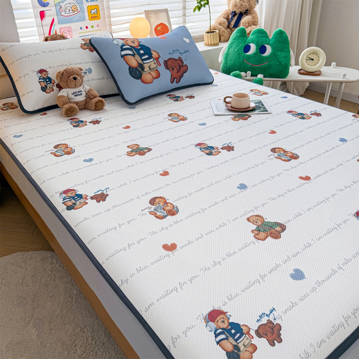 91家纺网 家纺一手货源 找家纺 慕木家纺 2026春夏新款泰迪冰丝席系列凉席席子空调软席平席和床笠 泰迪字母 床笠款