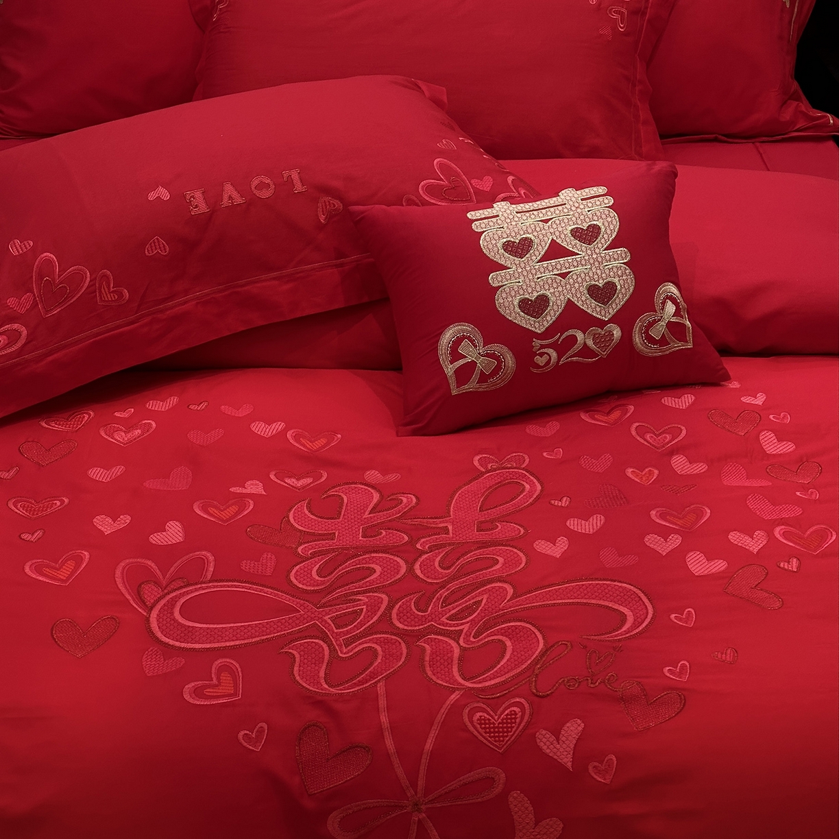 91家纺网 家纺一手货源 找家纺 JUICY 橘滋家纺 2026新款全棉大红刺绣婚庆实惠款四件套多件套 心心相印-红
