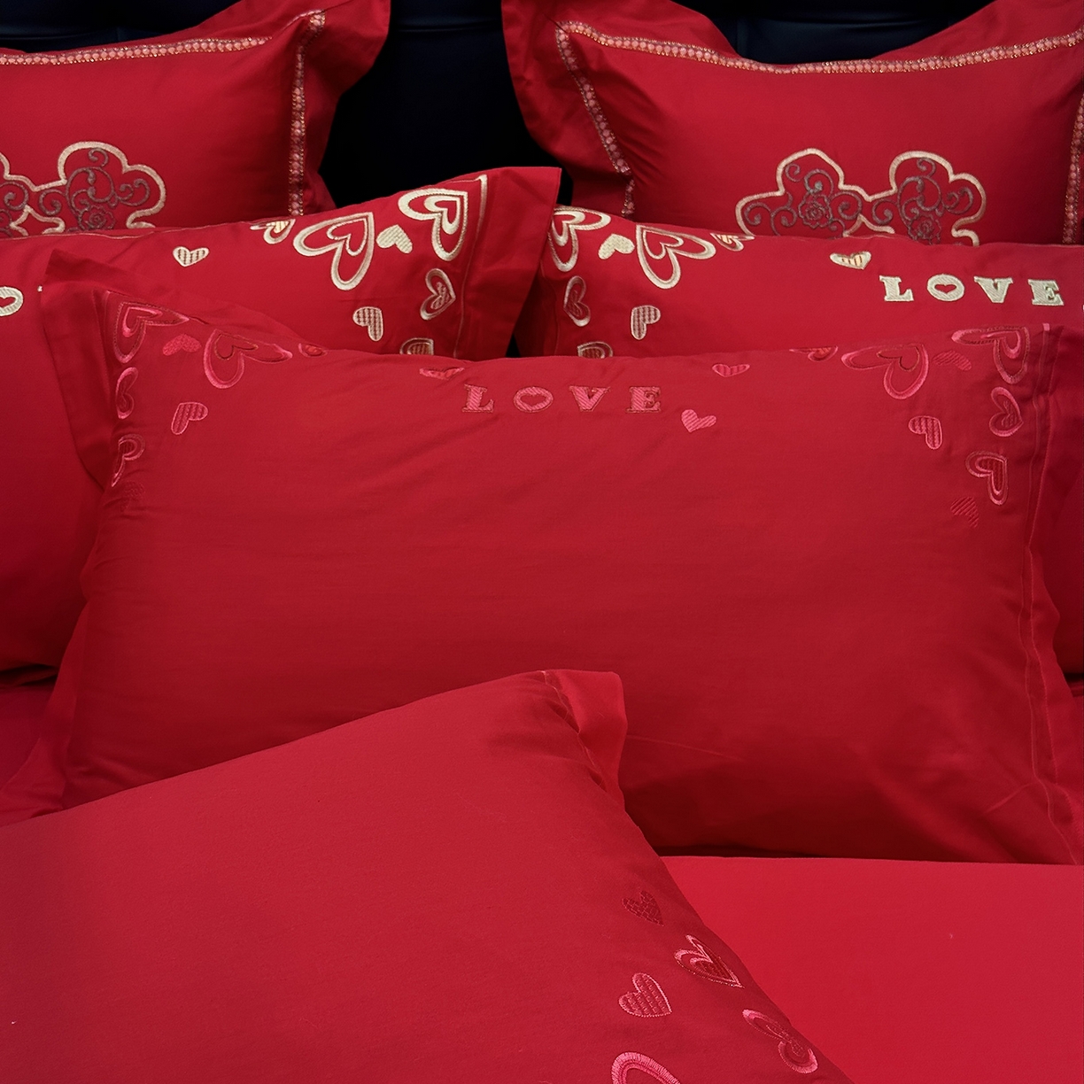 91家纺网 家纺一手货源 找家纺 JUICY 橘滋家纺 2026新款全棉大红刺绣婚庆实惠款四件套多件套 心心相印-红