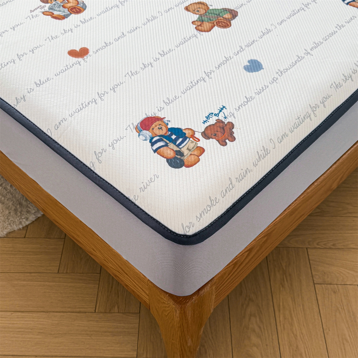 91家纺网 家纺一手货源 找家纺 慕木家纺 2026春夏新款泰迪冰丝席系列凉席席子空调软席平席和床笠 泰迪字母 床笠款