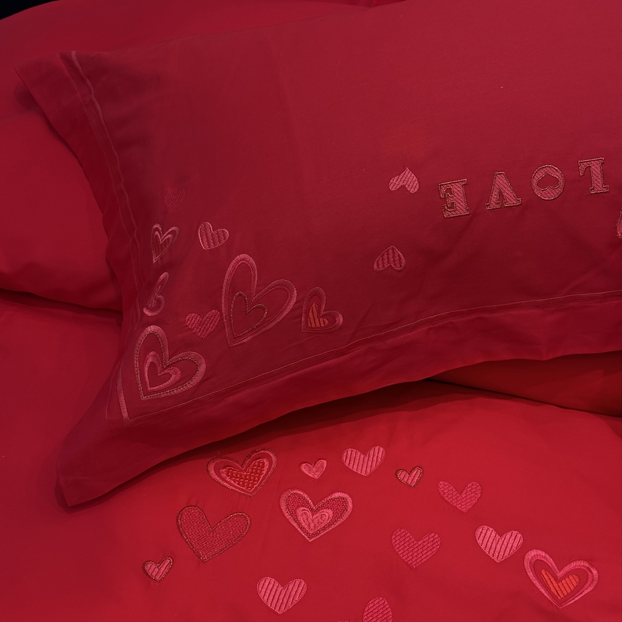 91家纺网 家纺一手货源 找家纺 JUICY 橘滋家纺 2026新款全棉大红刺绣婚庆实惠款四件套多件套 心心相印-红