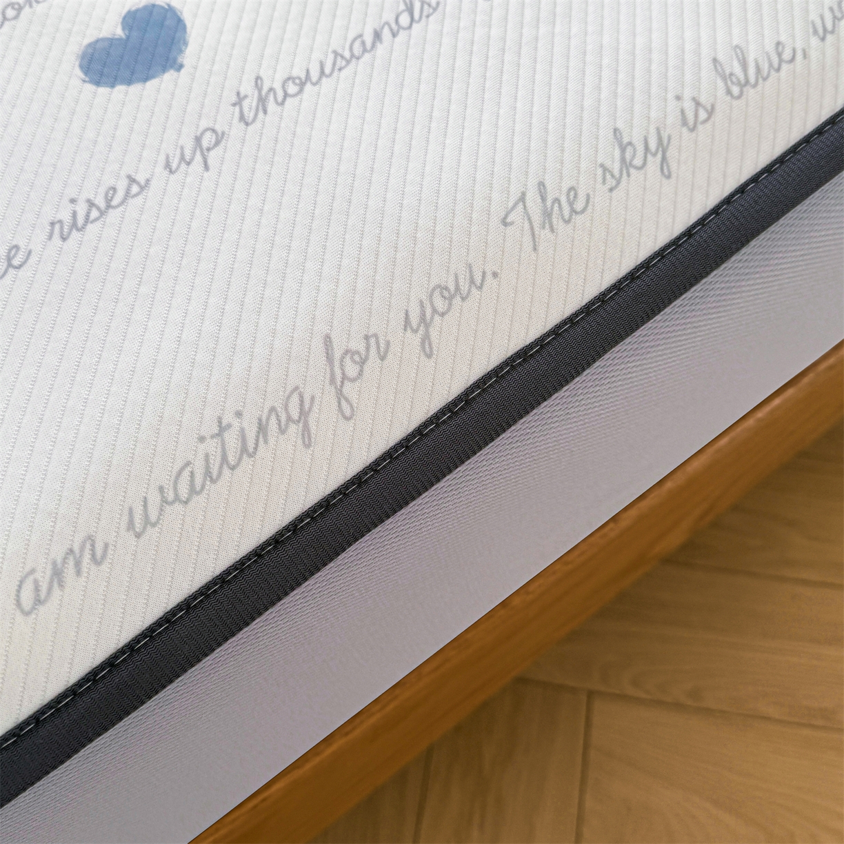 91家纺网 家纺一手货源 找家纺 慕木家纺 2026春夏新款泰迪冰丝席系列凉席席子空调软席平席和床笠 泰迪字母 床笠款