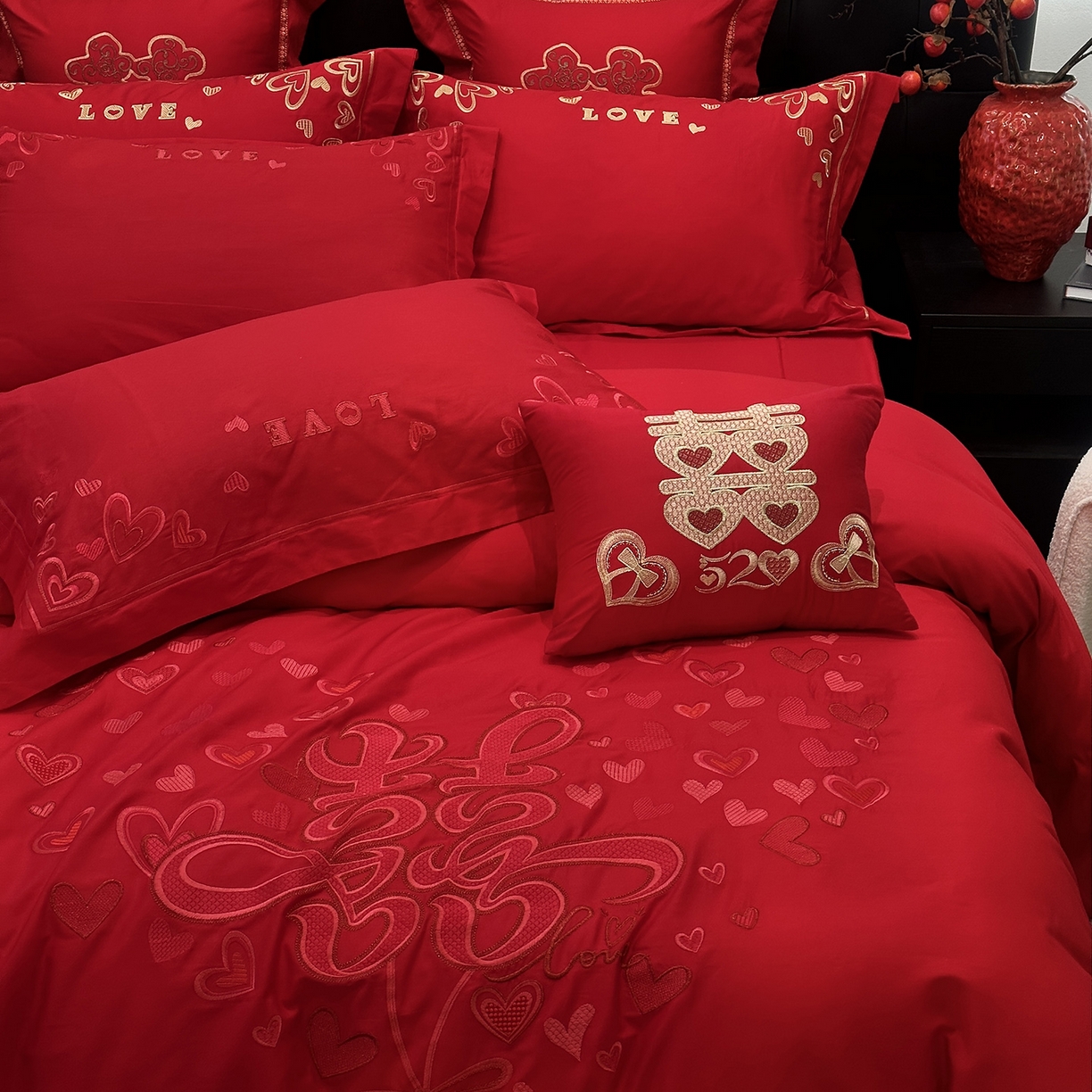 91家纺网 家纺一手货源 找家纺 JUICY 橘滋家纺 2026新款全棉大红刺绣婚庆实惠款四件套多件套 心心相印-红