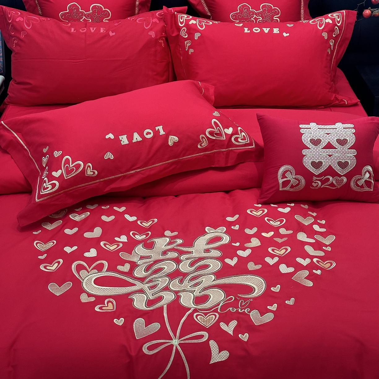 91家纺网 家纺一手货源 找家纺 JUICY 橘滋家纺 2026新款全棉大红刺绣婚庆实惠款四件套多件套 心心相印-金