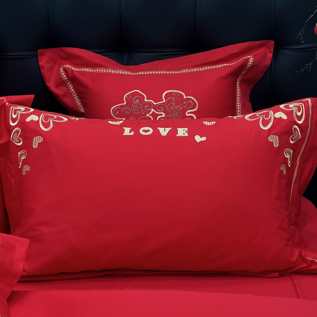 91家纺网 家纺一手货源 找家纺 JUICY 橘滋家纺 2026新款全棉大红刺绣婚庆实惠款四件套多件套 心心相印-金